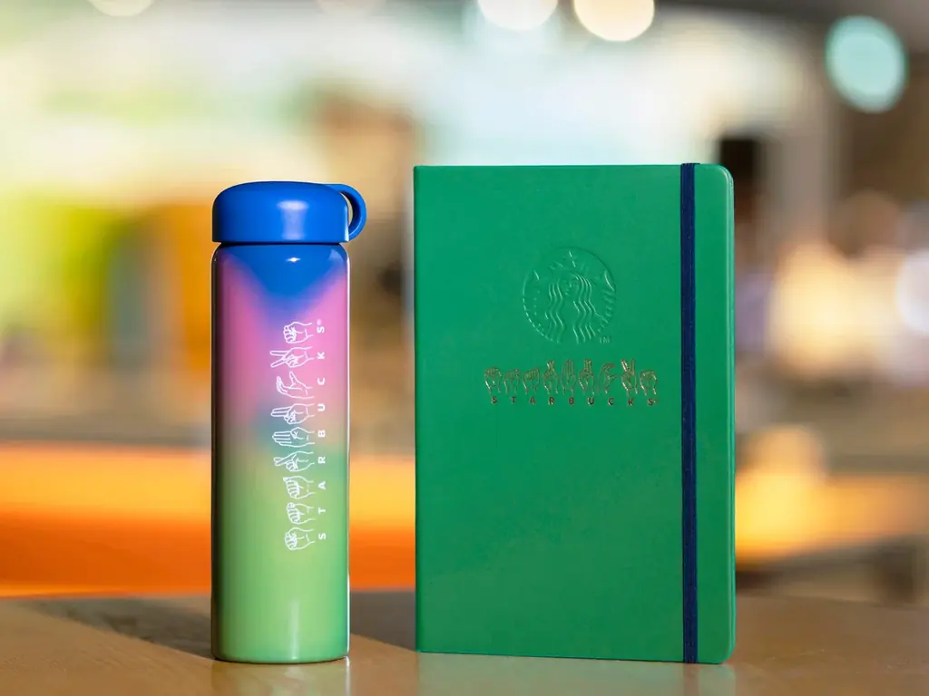 スタバが手話由来の新作2点発売　色が変わるボトルとジャーナル