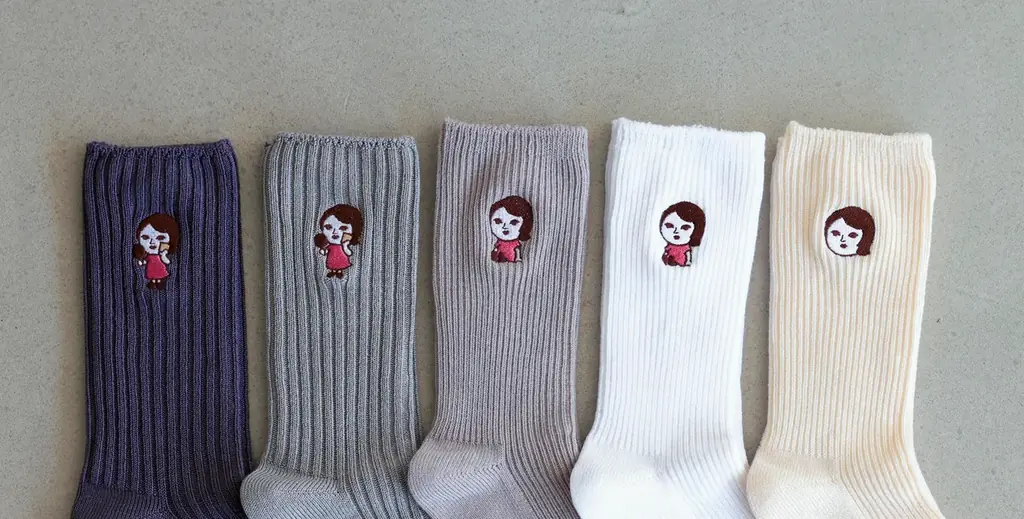 よじこ刺繍ソックス発売