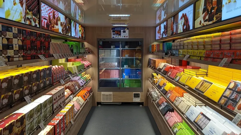 【ロイズ】東北・北陸・東海・近畿・中国・四国・九州地方を巡るロイズ「移動販売車」。11月のおすすめ商品や出店予定のご紹介。クリスマス限定品も販売。 画像 2