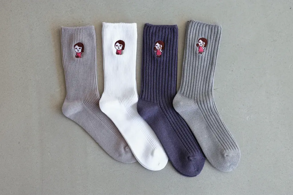 「よーじや」×「靴下屋」コラボ第4弾「よじこ」がモチーフになった3タイプの刺繍ソックスが登場 画像 3