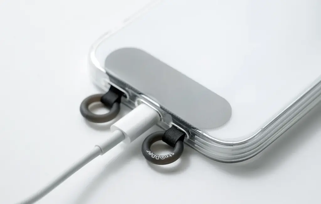 【11/4発売】15年目の自信作！細い穴のスマホケースでもプニッと通る、やわらかシリコンリングの便利構造「ストラッパー プニット」新登場！ 画像 3