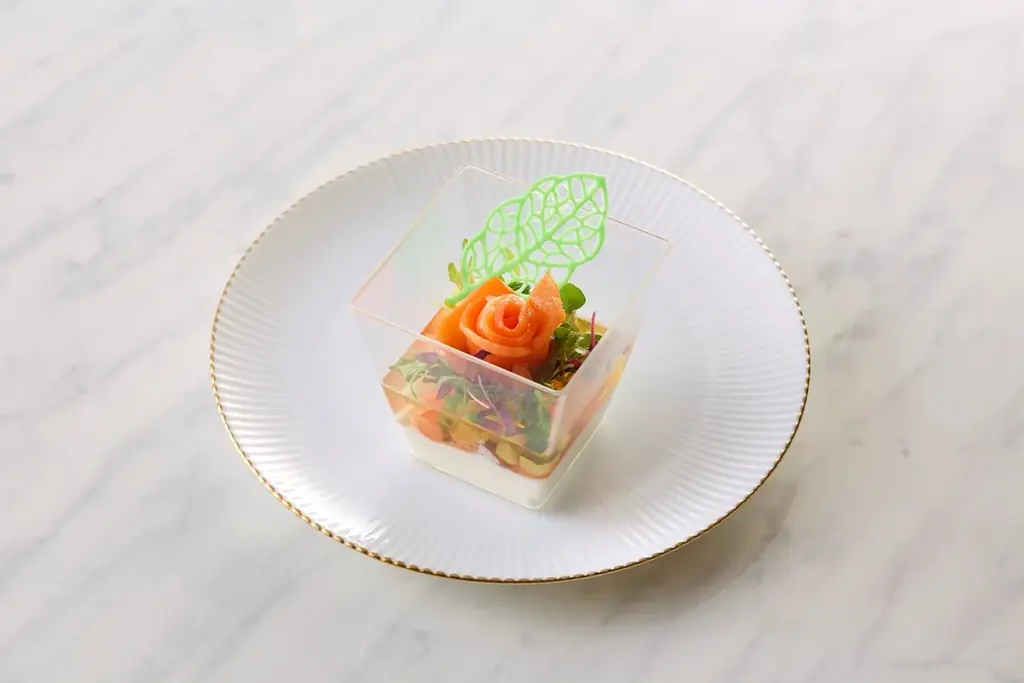 【明治記念館】“本格フレンチやケーキをご自宅で愉しむクリスマスフレンチディナーセットやバスケットを各種ご予約受付中！”　総料理長監修のコース料理やパティシエ特製ケーキで贅沢なひとときを 画像 2