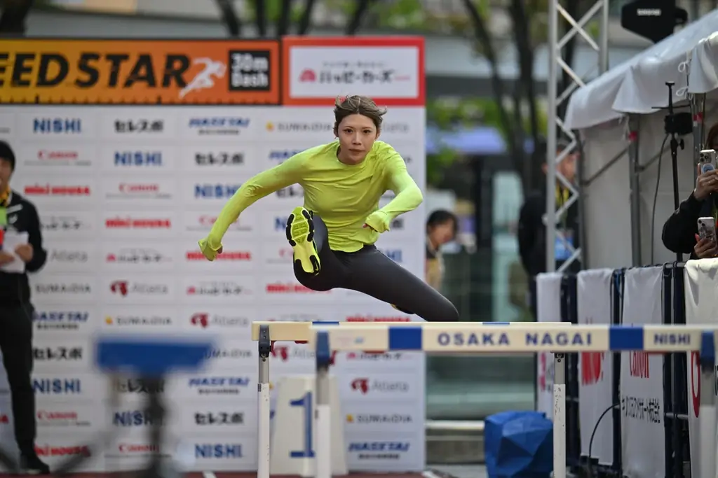 うめきた広場で400人が全力ダッシュ！SPEED STAR 30m Dash Challenge 大阪大会1日目｜朝原宣治氏プロデュース「かけっこ教室」開催、個人戦では4秒28の好タイム記録 画像 1
