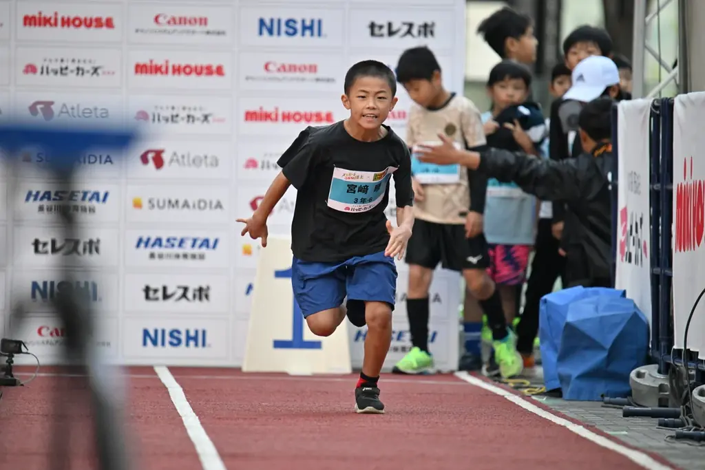 うめきた広場で400人が全力ダッシュ！SPEED STAR 30m Dash Challenge 大阪大会1日目｜朝原宣治氏プロデュース「かけっこ教室」開催、個人戦では4秒28の好タイム記録 画像 3