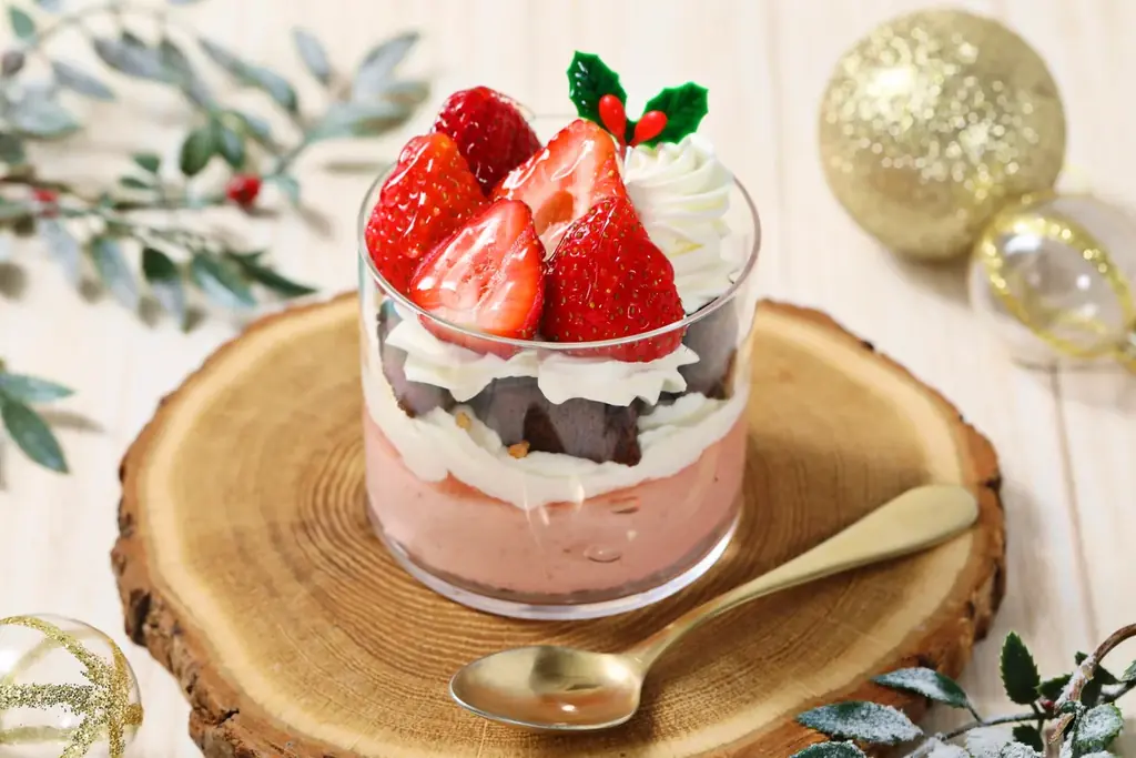 【クリスマススイーツ】累計販売数5万個※1突破の愛らしい雪だるまスイーツ『スノーレアチーズ』や旬の苺を飾ったクリスマスパルフェをはじめ、サンタ帽でおめかしした限定の「シャンティちゃん」を新発売！ 画像 4