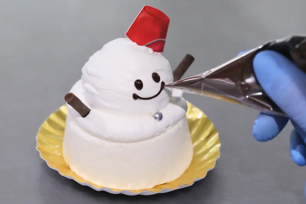 【クリスマススイーツ】累計販売数5万個※1突破の愛らしい雪だるまスイーツ『スノーレアチーズ』や旬の苺を飾ったクリスマスパルフェをはじめ、サンタ帽でおめかしした限定の「シャンティちゃん」を新発売！ 画像 6