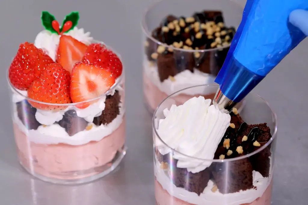 【クリスマススイーツ】累計販売数5万個※1突破の愛らしい雪だるまスイーツ『スノーレアチーズ』や旬の苺を飾ったクリスマスパルフェをはじめ、サンタ帽でおめかしした限定の「シャンティちゃん」を新発売！ 画像 7