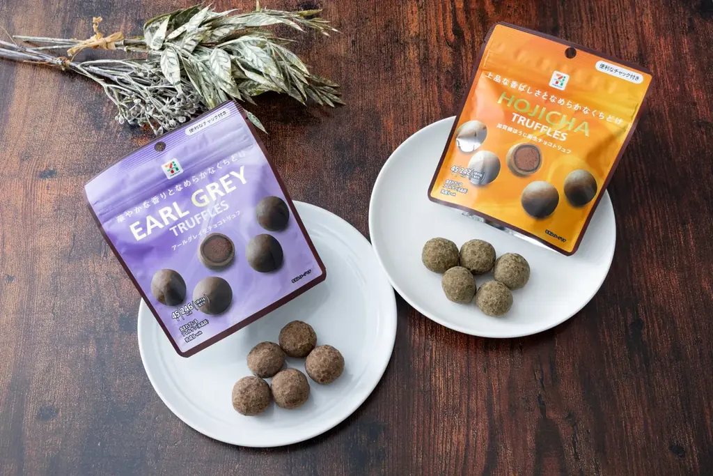 生チョコを紅茶風味のチョコレートでコーティングした2層構造のショコラ「セブンプレミアム アールグレイ 生チョコトリュフ」「セブンプレミアム 加賀棒ほうじ茶 生チョコトリュフ」を発売いたします 画像 1