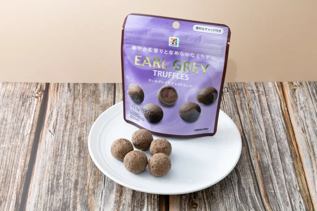 生チョコを紅茶風味のチョコレートでコーティングした2層構造のショコラ「セブンプレミアム アールグレイ 生チョコトリュフ」「セブンプレミアム 加賀棒ほうじ茶 生チョコトリュフ」を発売いたします 画像 2