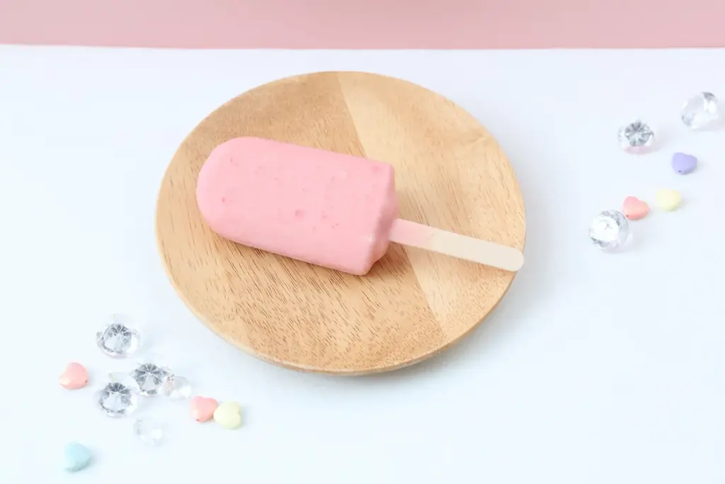 発売55周年のロングセラーキャンディがアイスバーになった！「サクマ製菓 いちごみるくアイスバー」を11月11日（火）よりセブン‐イレブンで数量限定発売 画像 3