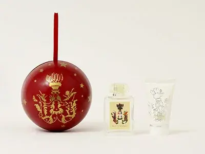 Carthusiaから、この冬、ホリデーコレクションが登場。大人の品格を添えるオーナメントに、フレグランスとハンドクリームをセット。 画像 2