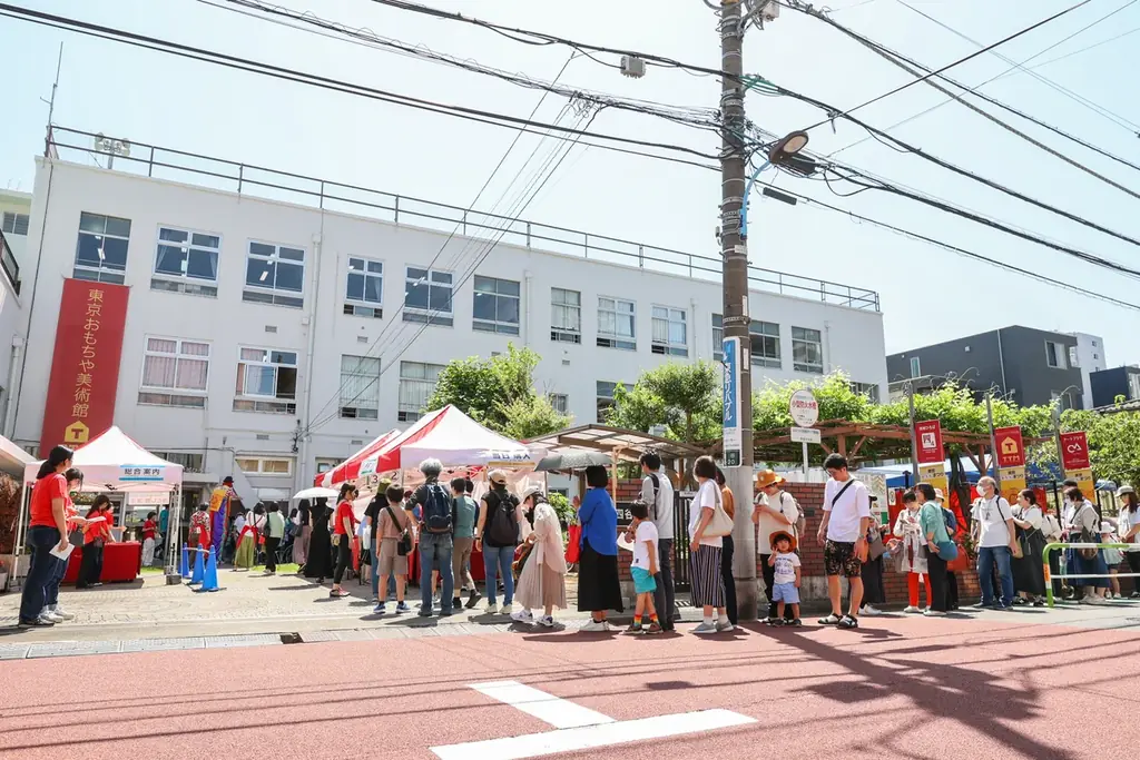 「こわくな～いオバケやしき」新宿の戦前に建てられた旧校舎で開催。「東京おもちゃまつり」で親子で楽しいオバケ体験。保育士やデザイナーを中心としたおもちゃコンサルタントたちが遊びの工夫凝らす。 画像 3