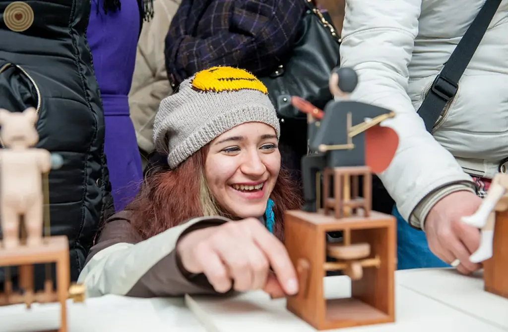 「こわくな～いオバケやしき」新宿の戦前に建てられた旧校舎で開催。「東京おもちゃまつり」で親子で楽しいオバケ体験。保育士やデザイナーを中心としたおもちゃコンサルタントたちが遊びの工夫凝らす。 画像 8