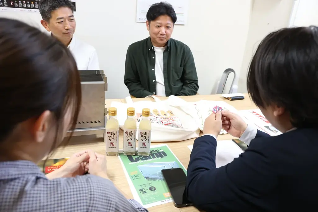 北海道発の焼き鳥専門店「串鳥」とのコラボアイテムを発表！ギターピックとストラップを2025年11月15日（土）より発売開始。 画像 2