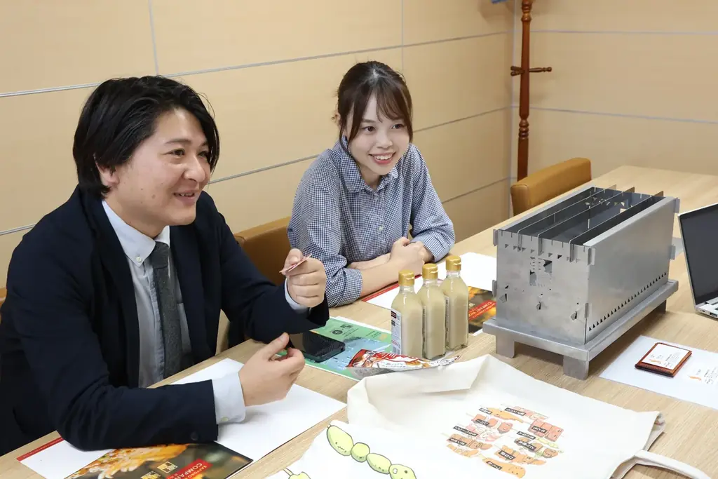 北海道発の焼き鳥専門店「串鳥」とのコラボアイテムを発表！ギターピックとストラップを2025年11月15日（土）より発売開始。 画像 3