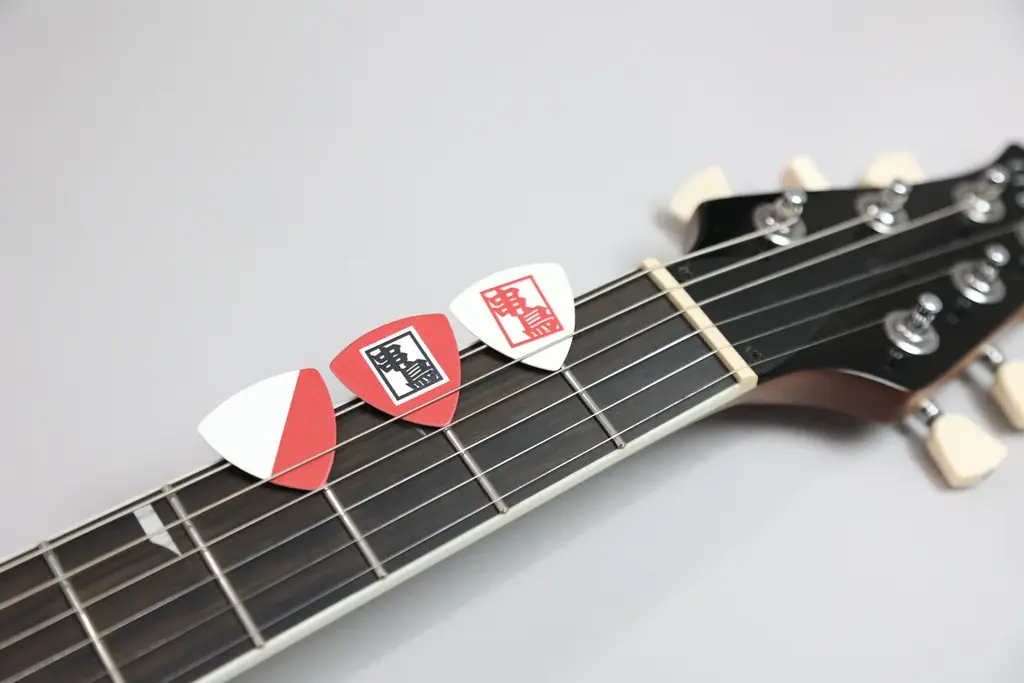 北海道発の焼き鳥専門店「串鳥」とのコラボアイテムを発表！ギターピックとストラップを2025年11月15日（土）より発売開始。 画像 8