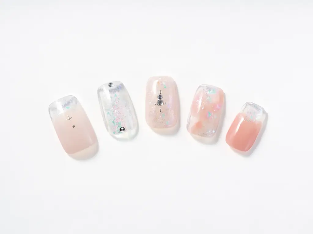 パラドゥの人気ネイルシリーズに、グリッタリーネイルが新登場！贅沢ラメが上品にきらめき、シーンを選ばず使える＜ホログラム入り＞の2色。 画像 3