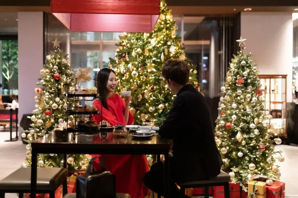 プルマン東京田町が贈る甘く贅沢な「クリスマスアフタヌーンティー」ジンジャーブレッドマンやクリスマスギフトのミニケーキがホリデーシーズン限定登場 画像 2