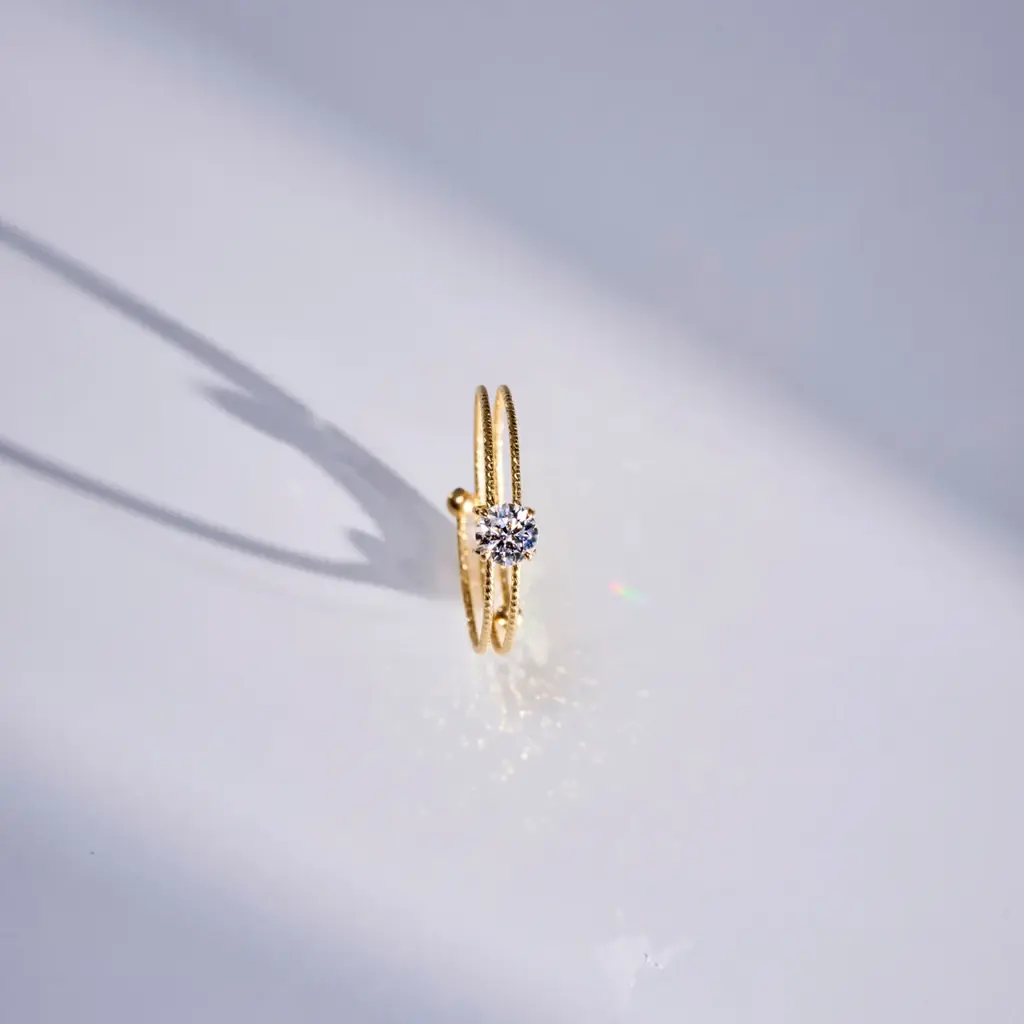 モアサナイトが“浮かぶように輝くリング”と“揺れて煌めくピアス”の2アイテムが新登場　人気のレーザードリルシリーズに待望の【K10YG】ラインもデビュー 画像 2