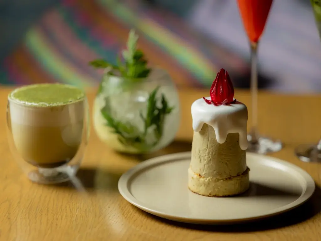 沖縄の定番ハーブ「フーチバー」がチーズケーキに！ニシヨモギの爽やかな香りとまろやかな苦味が楽しめるキャンドルケーキなど、期間限定クリスマスメニューがESTINATE HOTEL 那覇に12/1より登場 画像 1