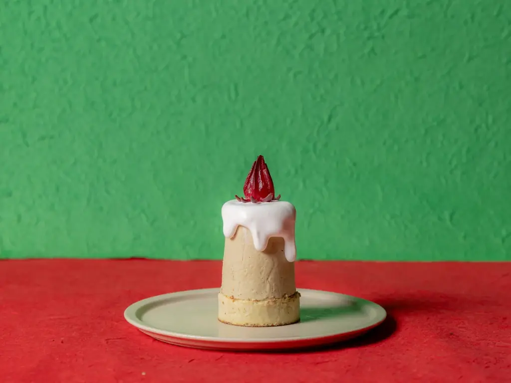 沖縄の定番ハーブ「フーチバー」がチーズケーキに！ニシヨモギの爽やかな香りとまろやかな苦味が楽しめるキャンドルケーキなど、期間限定クリスマスメニューがESTINATE HOTEL 那覇に12/1より登場 画像 2