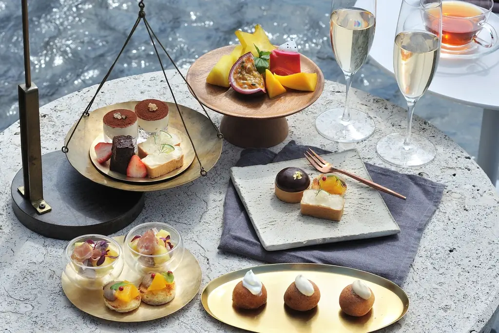 【星のや沖縄】冬も暖かなプールサイドで優雅に過ごしながら、沖縄産ラム酒の芳醇な香りをスイーツで堪能する「琥珀香るアフタヌーンティー」提供 画像 2