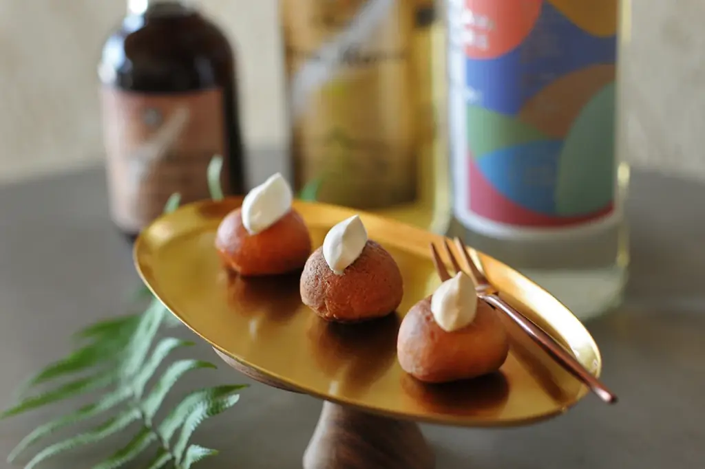 【星のや沖縄】冬も暖かなプールサイドで優雅に過ごしながら、沖縄産ラム酒の芳醇な香りをスイーツで堪能する「琥珀香るアフタヌーンティー」提供 画像 3