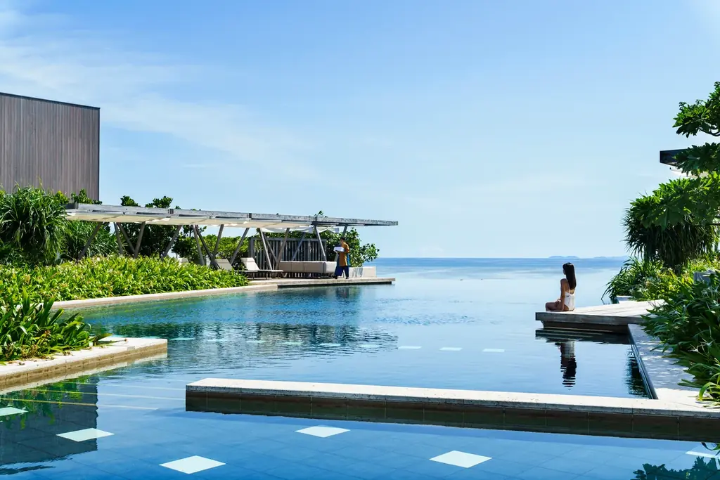 【星のや沖縄】冬も暖かなプールサイドで優雅に過ごしながら、沖縄産ラム酒の芳醇な香りをスイーツで堪能する「琥珀香るアフタヌーンティー」提供 画像 4