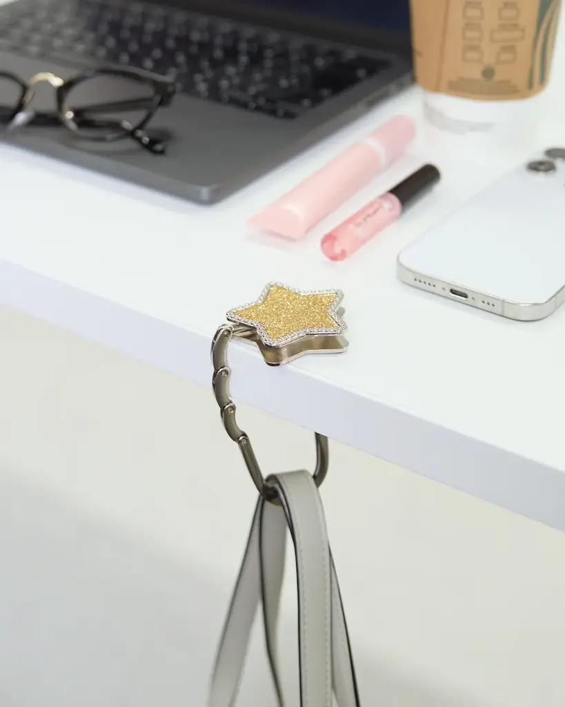 ウインタープレゼントキャンペーン2025　キラッと小粋な便利アイテム『バッグハンガー＆ポーチ』プレゼント！！ 画像 2