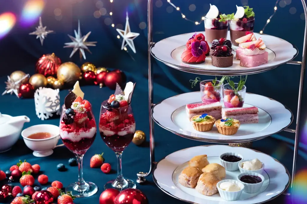 煌めく冬、ベリーの誘惑。アフタヌーンティー「Winter Berry Collection」が土休日限定開催食べ放題のパンケーキと、1人1つ付く「ベリーベリーパフェ」で贅沢なひとときを 画像 1