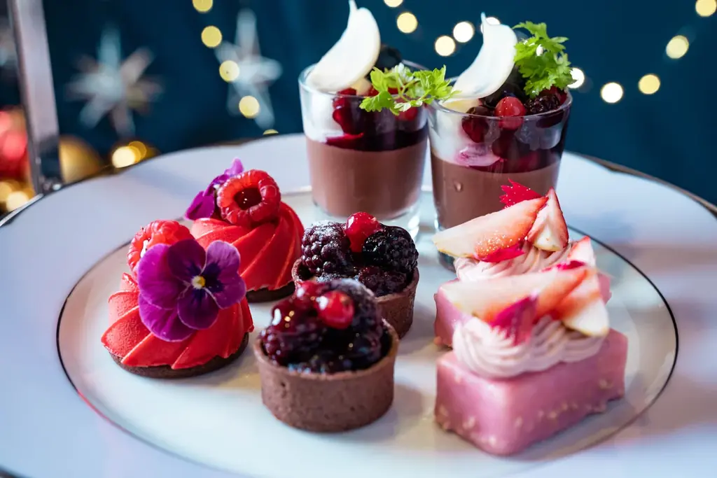 煌めく冬、ベリーの誘惑。アフタヌーンティー「Winter Berry Collection」が土休日限定開催食べ放題のパンケーキと、1人1つ付く「ベリーベリーパフェ」で贅沢なひとときを 画像 2