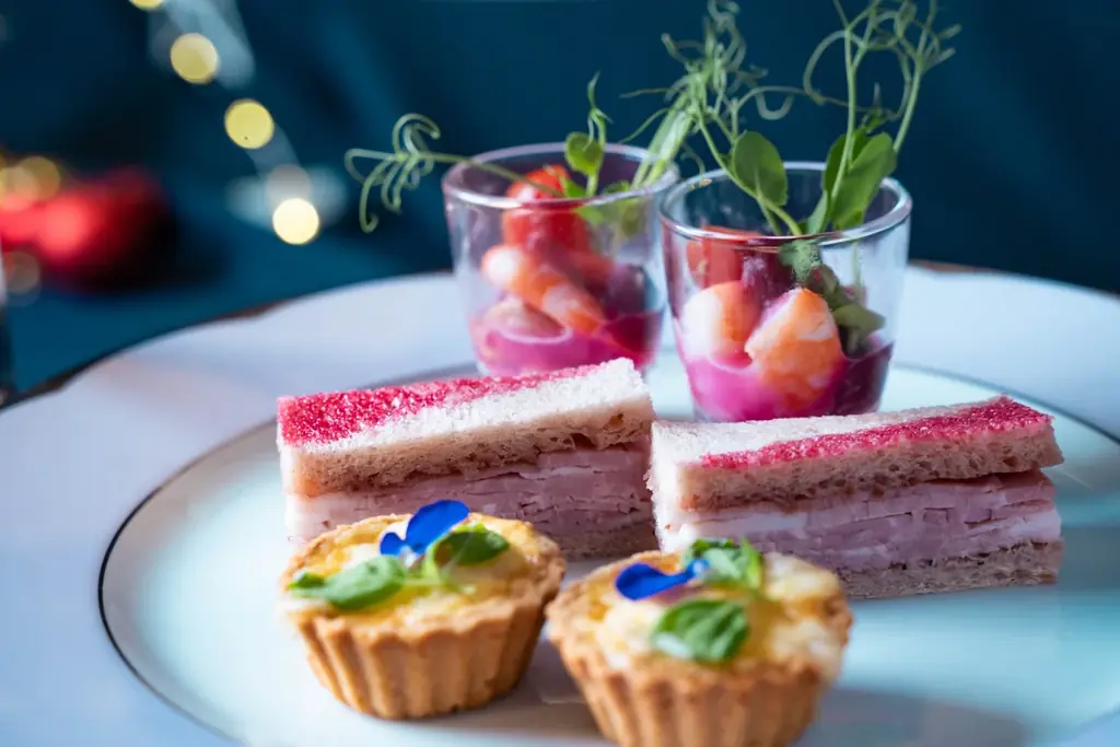 煌めく冬、ベリーの誘惑。アフタヌーンティー「Winter Berry Collection」が土休日限定開催食べ放題のパンケーキと、1人1つ付く「ベリーベリーパフェ」で贅沢なひとときを 画像 3