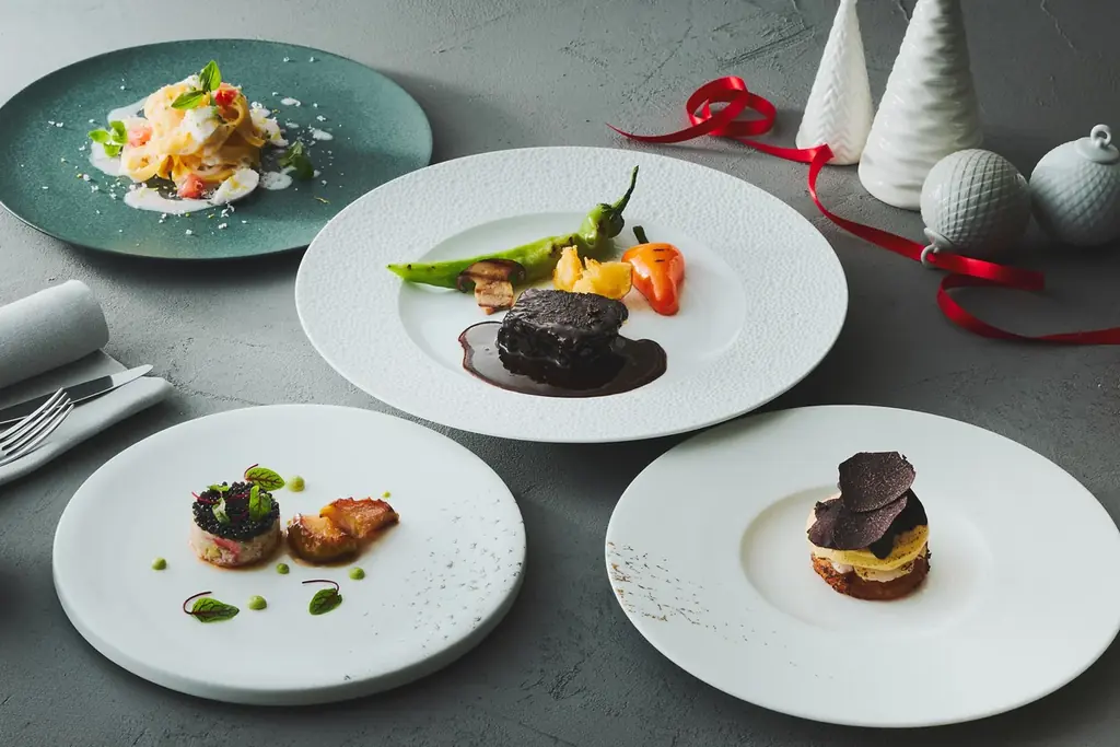 高さ約7mの「生モミの木」が大階段を照らすホテルでクリスマス期間限定ケーキやイタリアンランチ&ディナーを提供 画像 2