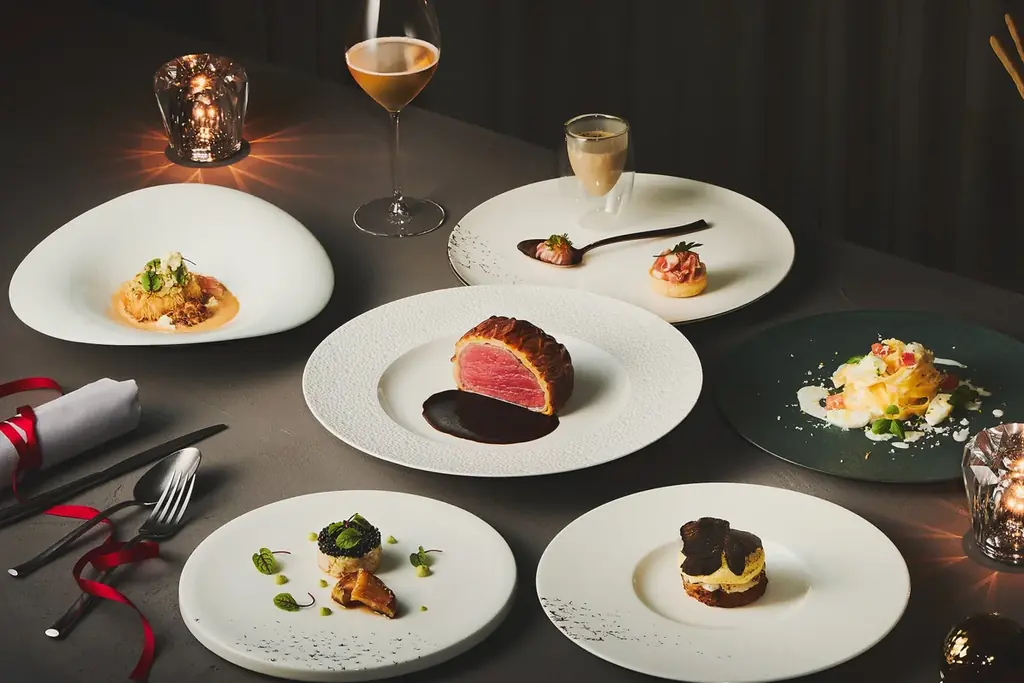 高さ約7mの「生モミの木」が大階段を照らすホテルでクリスマス期間限定ケーキやイタリアンランチ&ディナーを提供 画像 3