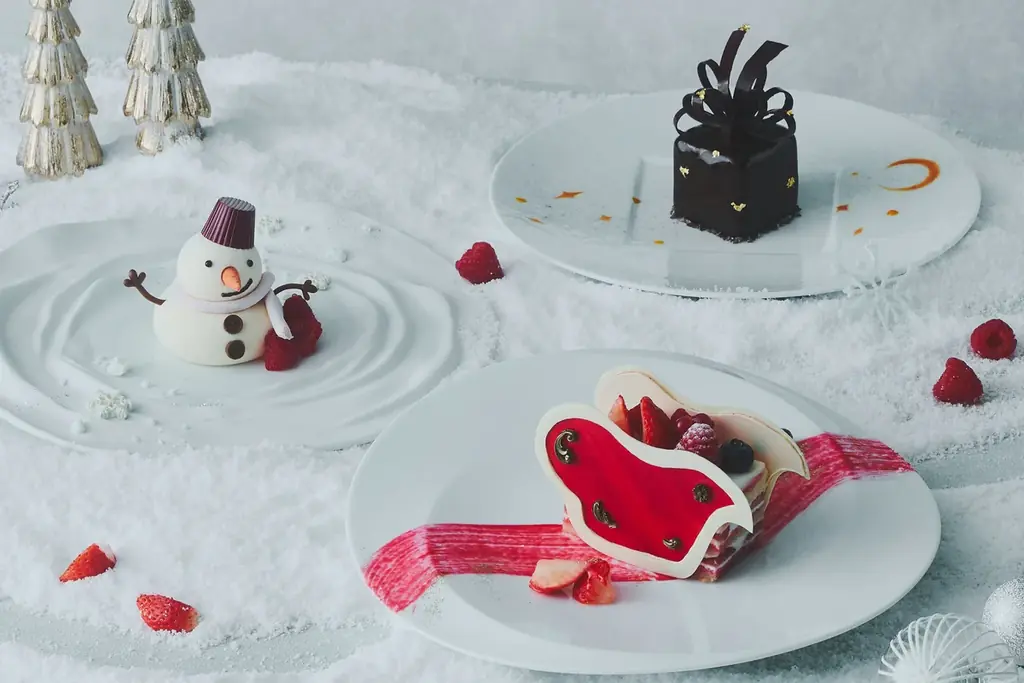 高さ約7mの「生モミの木」が大階段を照らすホテルでクリスマス期間限定ケーキやイタリアンランチ&ディナーを提供 画像 4