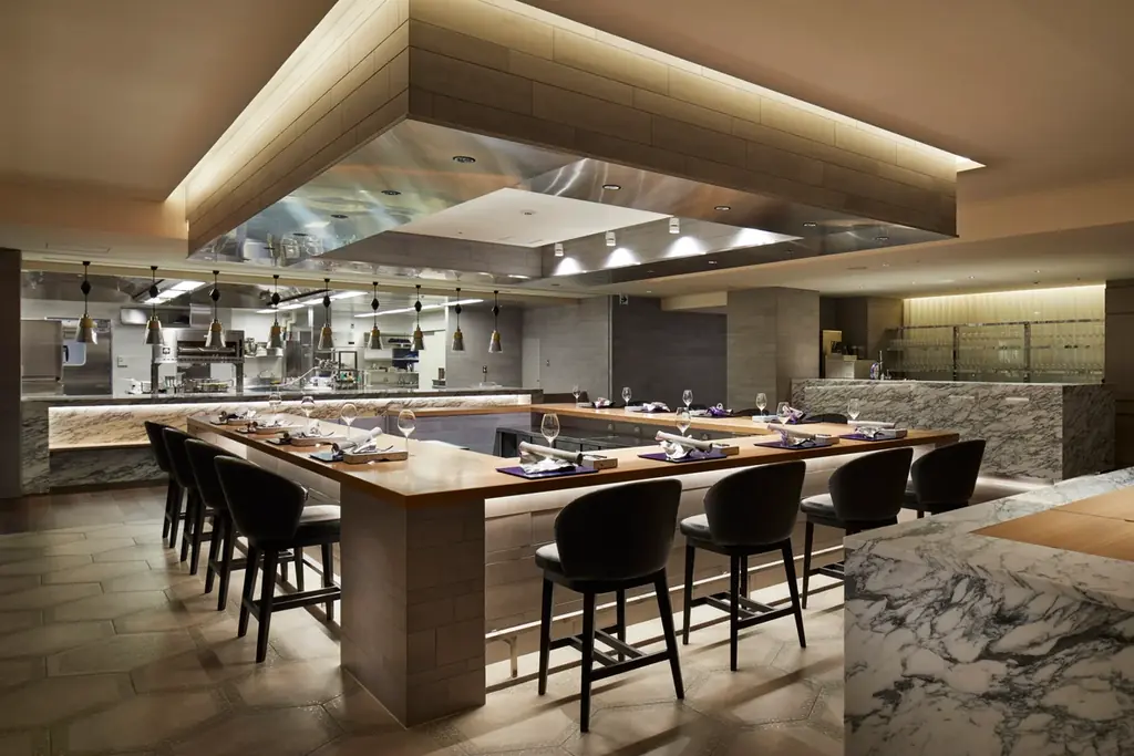 高さ約7mの「生モミの木」が大階段を照らすホテルでクリスマス期間限定ケーキやイタリアンランチ&ディナーを提供 画像 6