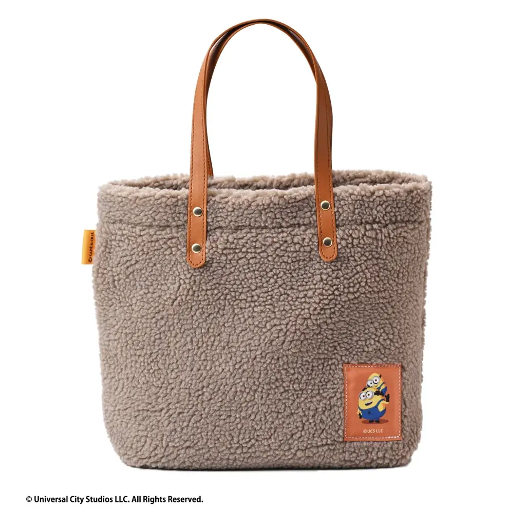 「ミニオン」と『カフェ・ド・クリエ』が初コラボ　おんぶをする姿やぎゅっと密着するミニオンたちがキュート！＜ミニオンズ＞カフェ・ド・クリエ ハッピーバッグ 11月19日（水）より事前予約を開始 画像 2