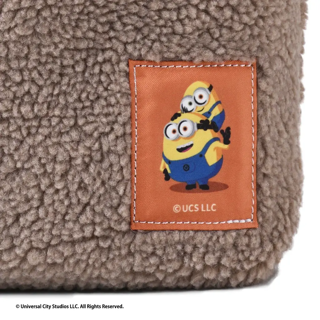 「ミニオン」と『カフェ・ド・クリエ』が初コラボ　おんぶをする姿やぎゅっと密着するミニオンたちがキュート！＜ミニオンズ＞カフェ・ド・クリエ ハッピーバッグ 11月19日（水）より事前予約を開始 画像 3