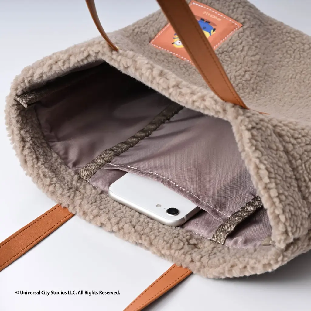 「ミニオン」と『カフェ・ド・クリエ』が初コラボ　おんぶをする姿やぎゅっと密着するミニオンたちがキュート！＜ミニオンズ＞カフェ・ド・クリエ ハッピーバッグ 11月19日（水）より事前予約を開始 画像 4