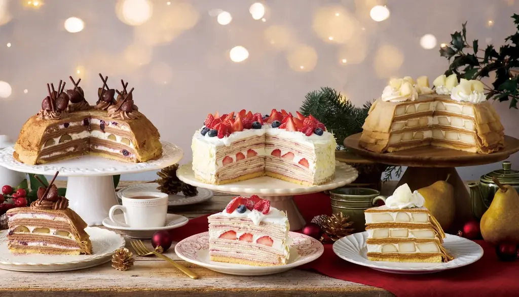 【Afternoon Tea LOVE&TABLE】苺、ブルーベリー、ラズベリーのクリスマスケーキ風ミルクレープや、ラ・フランス×キャラメルの新作など 画像 1