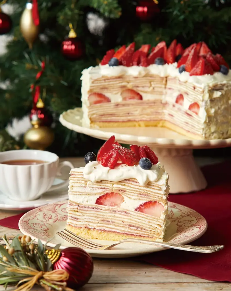 【Afternoon Tea LOVE&TABLE】苺、ブルーベリー、ラズベリーのクリスマスケーキ風ミルクレープや、ラ・フランス×キャラメルの新作など 画像 2