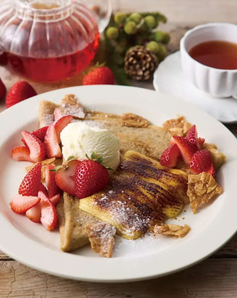 【Afternoon Tea LOVE&TABLE】苺、ブルーベリー、ラズベリーのクリスマスケーキ風ミルクレープや、ラ・フランス×キャラメルの新作など 画像 4
