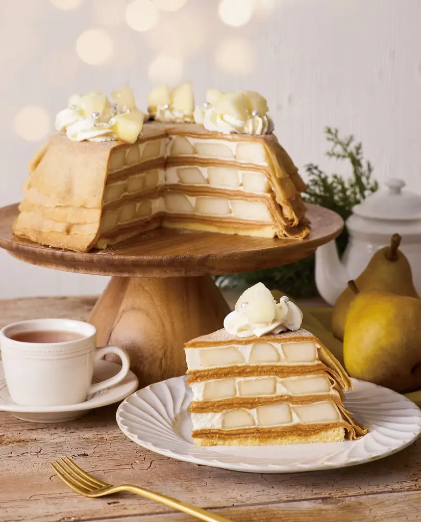 【Afternoon Tea LOVE&TABLE】苺、ブルーベリー、ラズベリーのクリスマスケーキ風ミルクレープや、ラ・フランス×キャラメルの新作など 画像 6