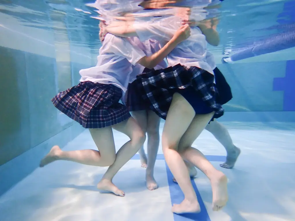 均一な制服の下に隠さた個性――写真家・青山裕企のベストセラー『SCHOOLGIRL COMPLEX』最新作が７年ぶりに発売 画像 2