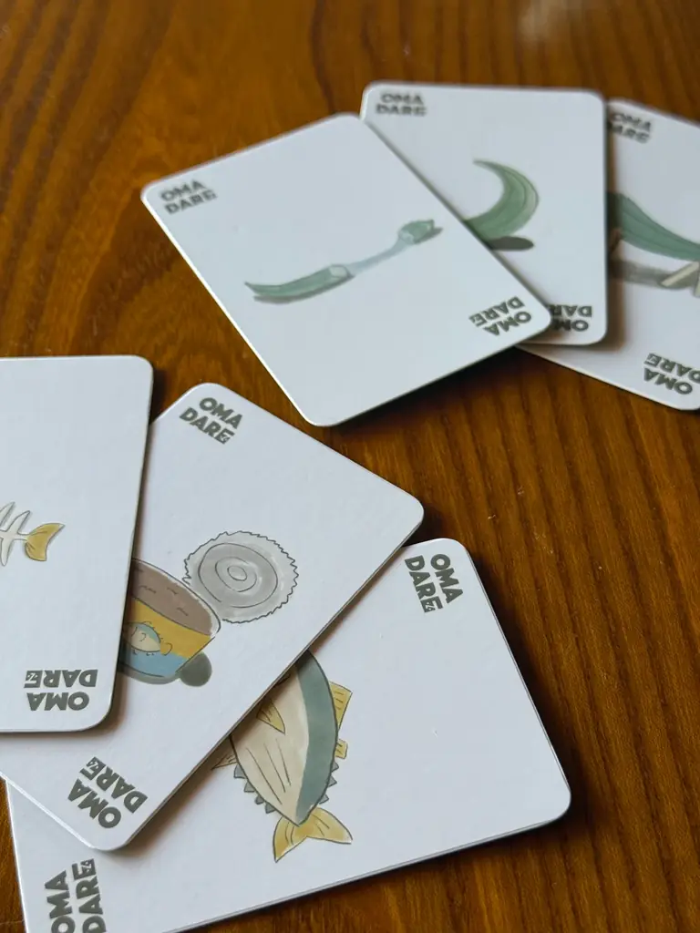 「お前だれだよ!!!」で指宿が好きになる。元任天堂ゲームデザイナーと元パン屋が贈る、地域愛が育つご当地カードゲーム「おまだれ」シリーズ 2025年11月21日発売 画像 2