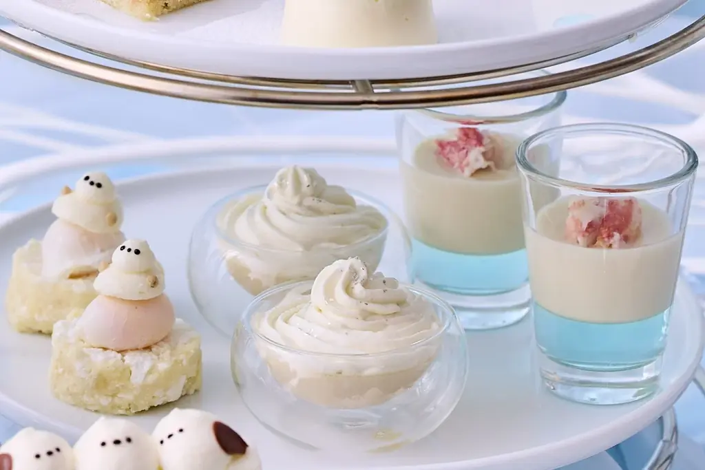 「ぼく、シマエナガ。」コラボレーション【シマエナガランチ 冬～Like Afternoon Tea～】ホリデーシーズンを華やかに彩るラグジュアリーなゆめかわランチ♪ 画像 4