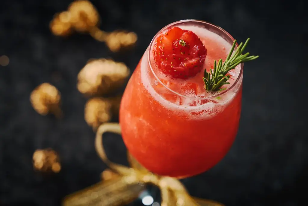 【大阪ステーションホテル、オートグラフ コレクション】10日間限定　いちごが主役のクリスマスアフタヌーンティー　いちごの贅沢パフェ、ピスタチオやホワイトチョコが彩るスイーツが登場 画像 2