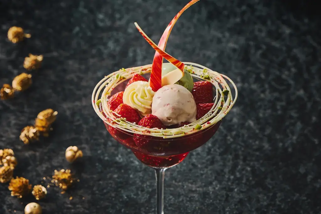 【大阪ステーションホテル、オートグラフ コレクション】10日間限定　いちごが主役のクリスマスアフタヌーンティー　いちごの贅沢パフェ、ピスタチオやホワイトチョコが彩るスイーツが登場 画像 3