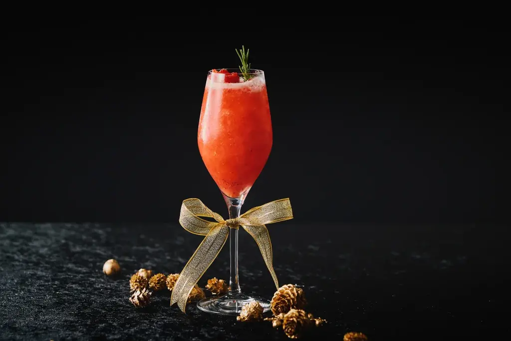 【大阪ステーションホテル、オートグラフ コレクション】10日間限定　いちごが主役のクリスマスアフタヌーンティー　いちごの贅沢パフェ、ピスタチオやホワイトチョコが彩るスイーツが登場 画像 4