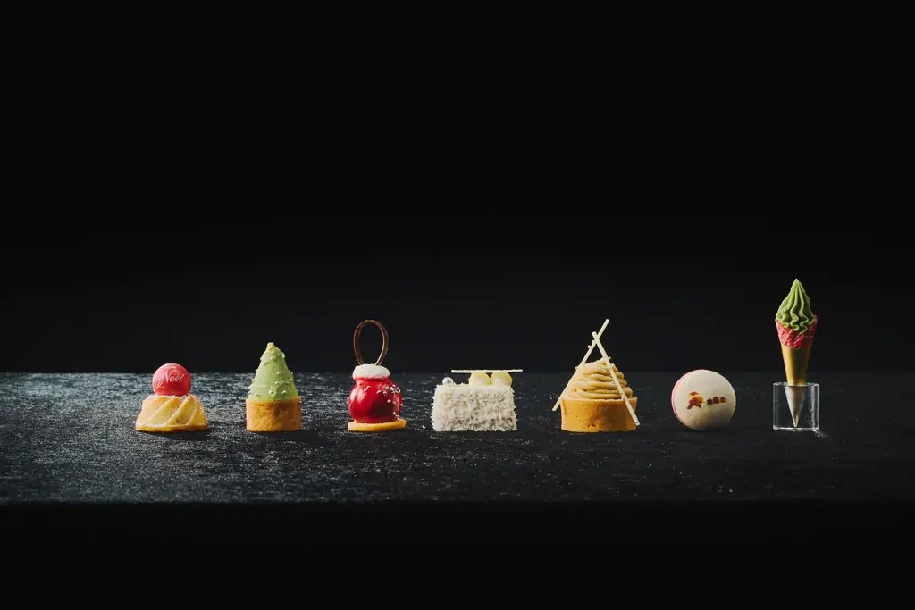 【大阪ステーションホテル、オートグラフ コレクション】10日間限定　いちごが主役のクリスマスアフタヌーンティー　いちごの贅沢パフェ、ピスタチオやホワイトチョコが彩るスイーツが登場 画像 5